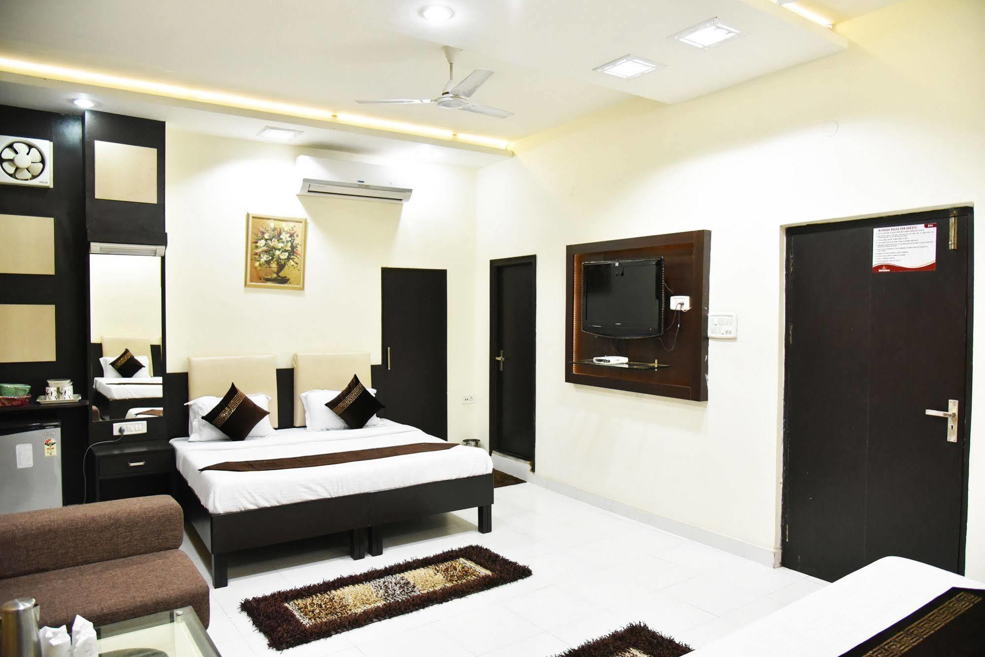 Capital O 4087 Hotel Akaal Residency أمريتسار المظهر الخارجي الصورة